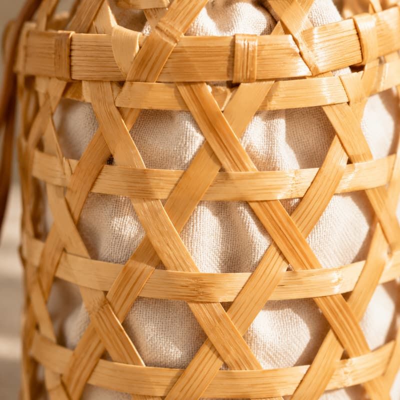 Geometrische handgewebte Bamboo-Bucket-Bag mit Kordelzug-Beutel - Bambusflechtwerk-Stichmakro