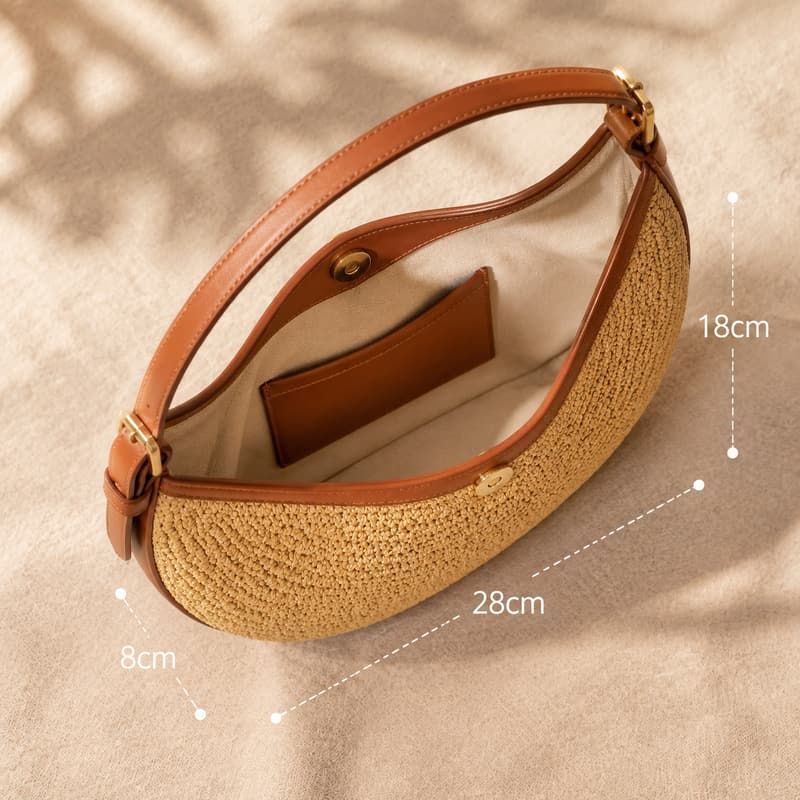Handgehäkelte Halbmond-Schultertasche aus Madagaskar-Raffia - Gesäumte Böden und Futter