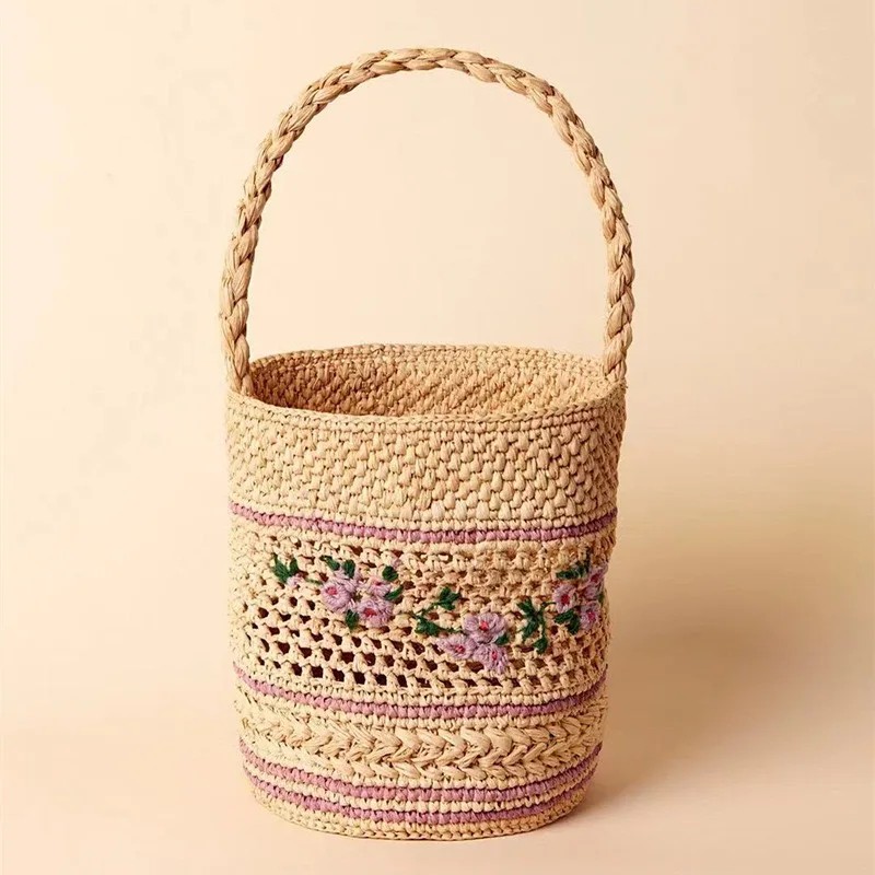 Florales Bucket-Bag aus Raffia-Crochet mit Handstickerei - dieses Modell - Silhouette und Fall
