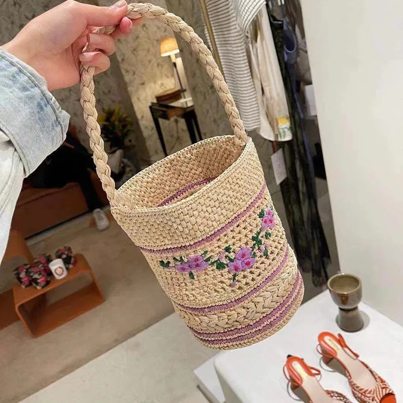 Florales Bucket-Bag aus Raffia-Crochet mit Handstickerei - Raffia-Crochet mit floraler Handstickerei-Stichmakro