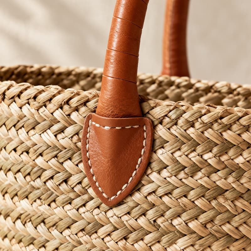 Tas Tote Pantai Anyaman Pipih Rumput Laut Alami Gagang Kulit - Sambungan handle dan hardware